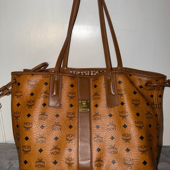 MCM Liz Reversible Visetos Tote Bag - Picture 3 of 17